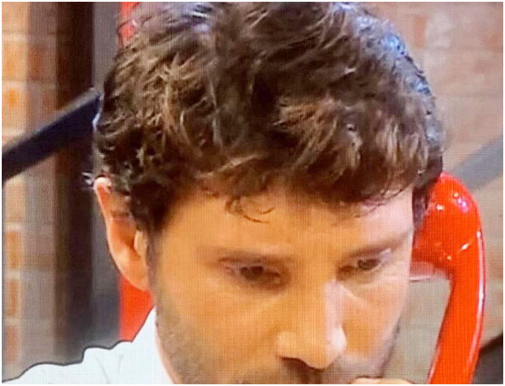 Affari tuoi, De Martino esprime il dispiacere per la scomparsa di un pacco mentre Donatella rifiuta un dono.