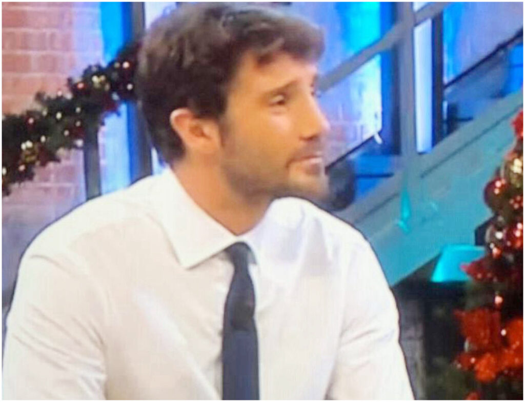 De Martino critica il pubblico di Affari tuoi: “Non c’è uno normale qui”, finale con assegno dal Dottore