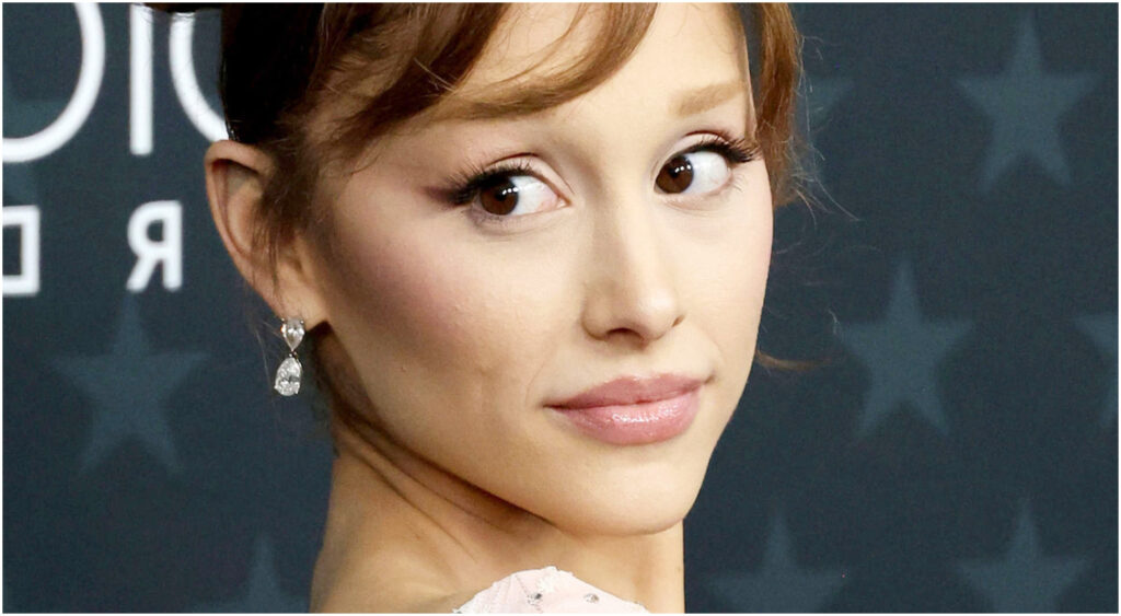 Ariana Grande commenta ironicamente la sua foto su Vogue modificata in modo errato con sei dita