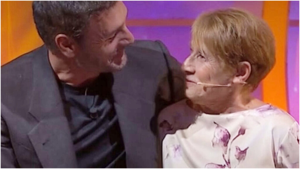Raoul Bova abbraccia Luisa a C’è Posta per Te: l’amore si trova spesso nei tesori di casa