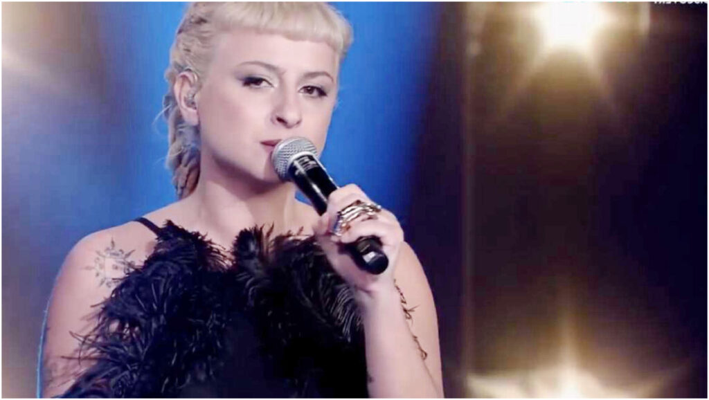 Camilla Ardenzi interpreta Senza Fine e sogna una carriera da cantante nella musica italiana