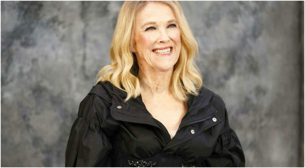 Catherine O’Hara in difficoltà , la telefonata ai soccorritori: «Non riesce a respirare»