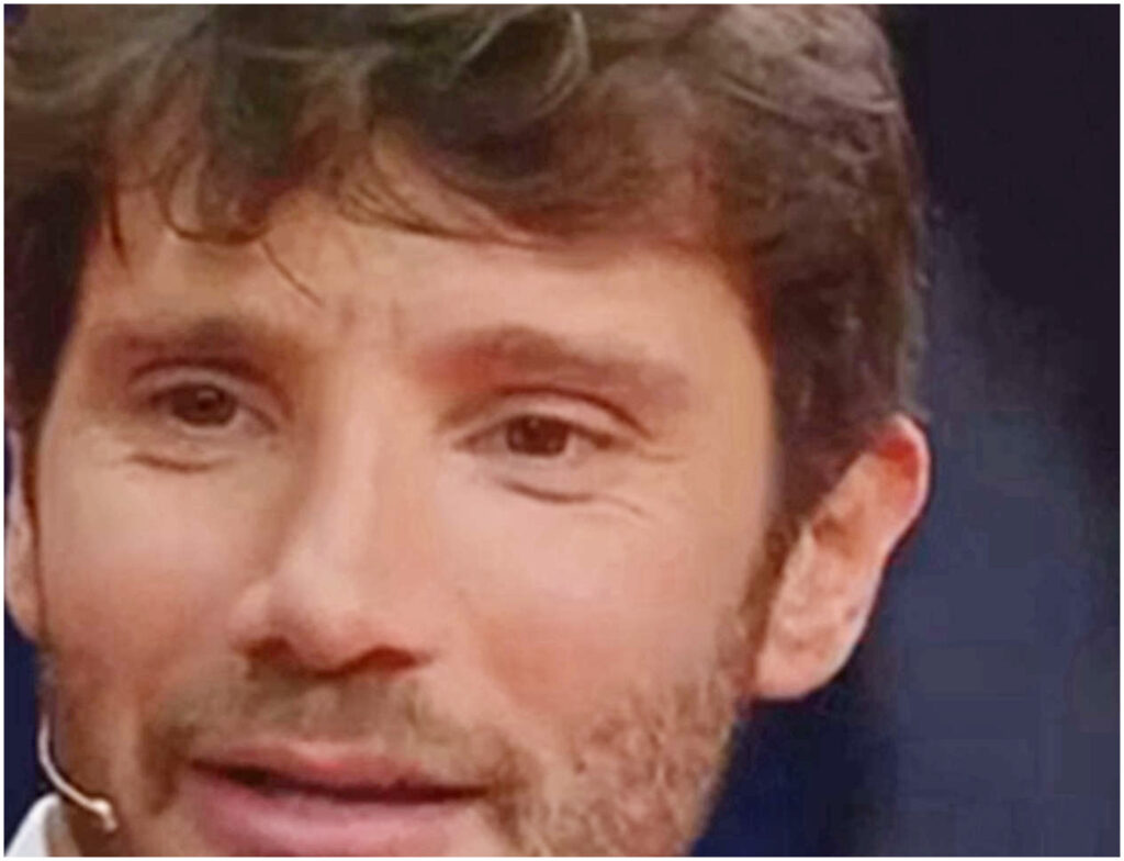 De Martino scompare a Capodanno mentre Napoli celebra una festa esclusiva con alcuni amici