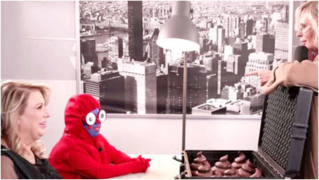 Il passaggio di De Filippi a Striscia, tra difficoltà e potenziale inespresso di un’idea originale