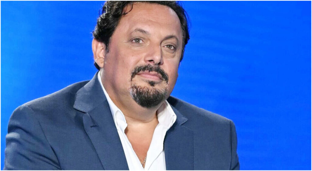 Enrico Brignano si confronta con un bambino che chiede: quanti soldi hai davvero? La risposta sorprendente
