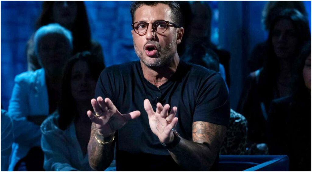Fabrizio Corona risponde a Mediaset dopo la denuncia: dichiara guerra e svela la sua verità.