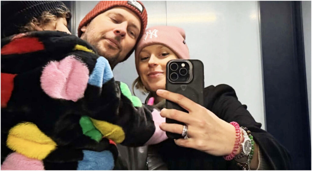 Federica Pellegrini e Matteo Giunta a casa con la figlia Matilde dopo il ricovero in ospedale