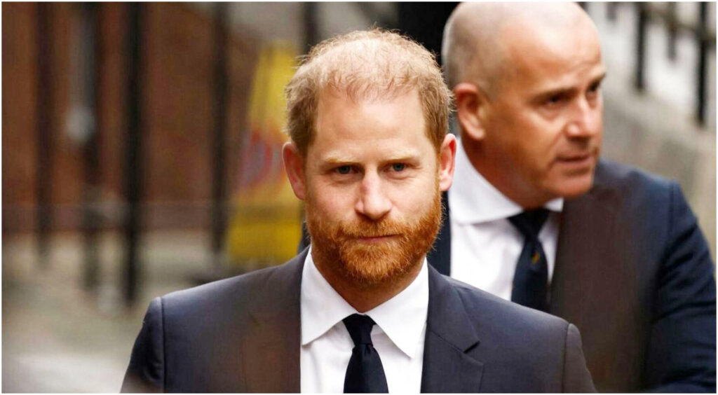 Harry in aula contro il Daily Mail, la Corona preoccupata: “Profilo basso e niente nomi di famiglia”