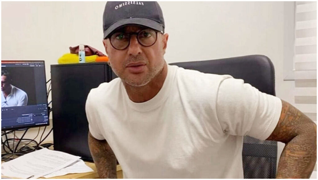 Falsissimo di Corona sfida Signorini e registra un record di visualizzazioni nella nuova puntata