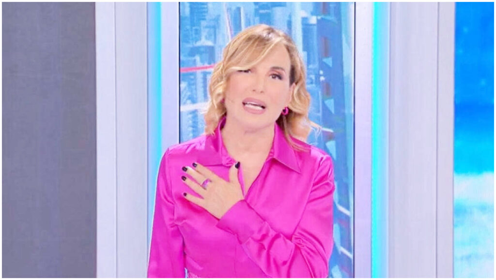 Barbara D’Urso esce dalla TV mentre Corona menziona Maria De Filippi e Marina Berlusconi