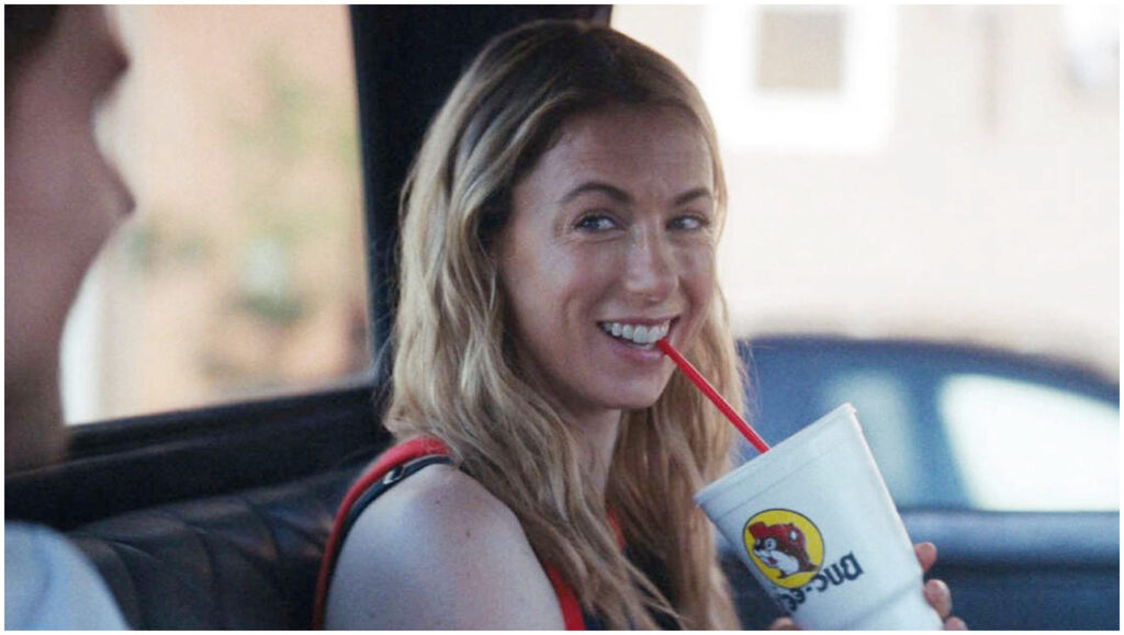 Chasing Summer, Tom Welling e Iliza Shlesinger commentano il bacio: “Era come baciarsi un prosciutto”