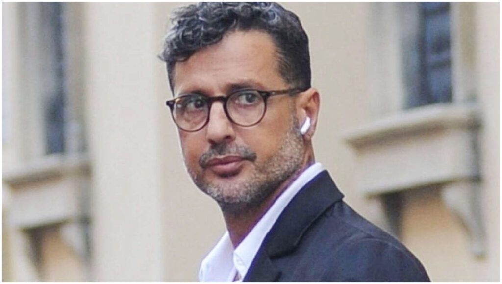 Fabrizio Corona contestato in discoteca durante una lite sul palco con minacce al pubblico