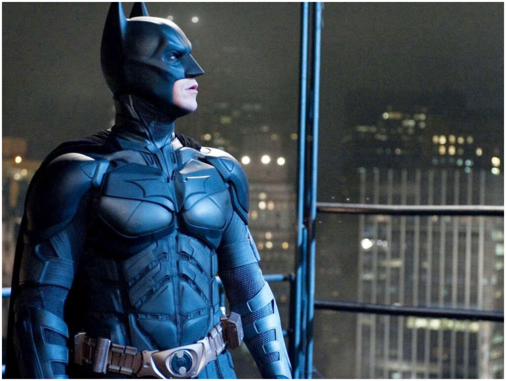 Batman si schiera contro l’ICE in California, la protesta agita il consiglio comunale