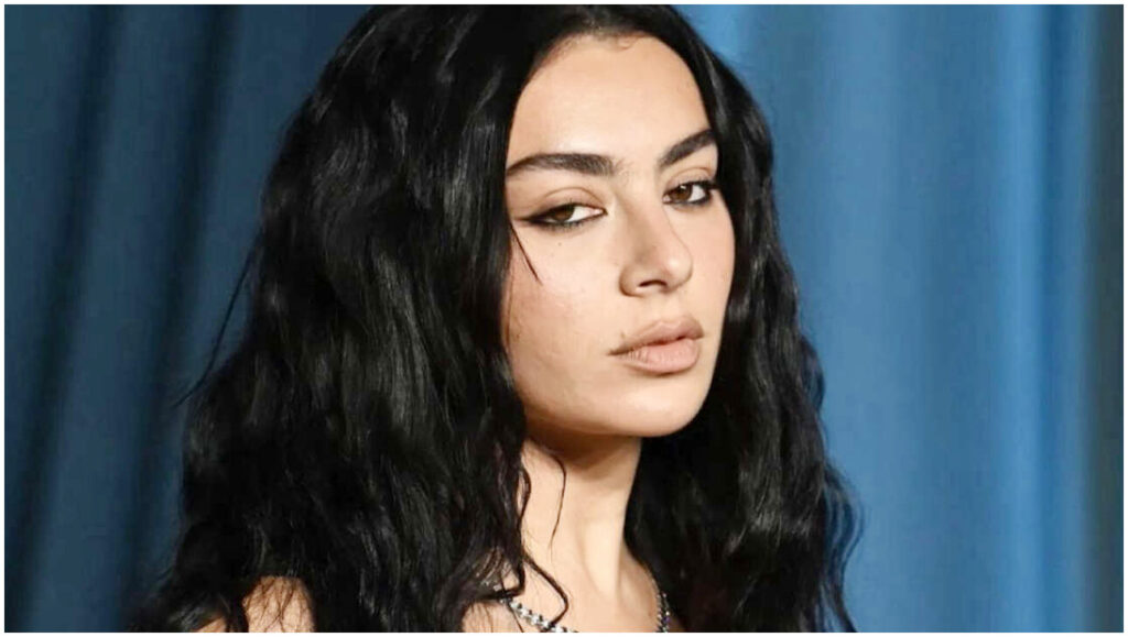 Charli XCX esclude una collaborazione per un brano di James Bond: “Non credo di essere adatta”