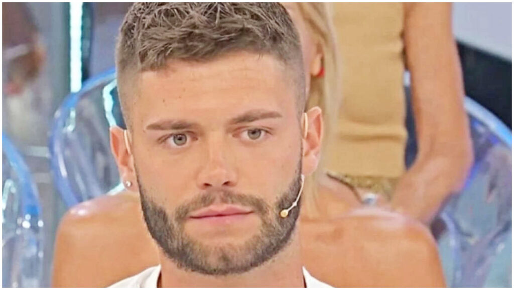 Uomini e Donne: scontro in studio tra Tina e Federico, rissa evitata per un soffio