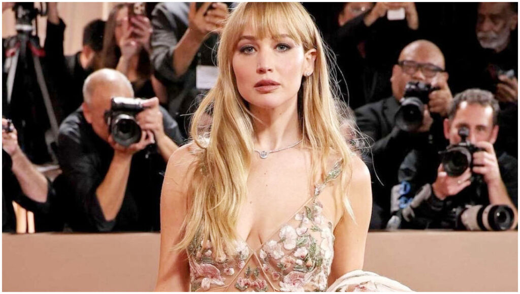 Jennifer Lawrence sorprende ai Golden Globes 2026 con un audace look in toni nude