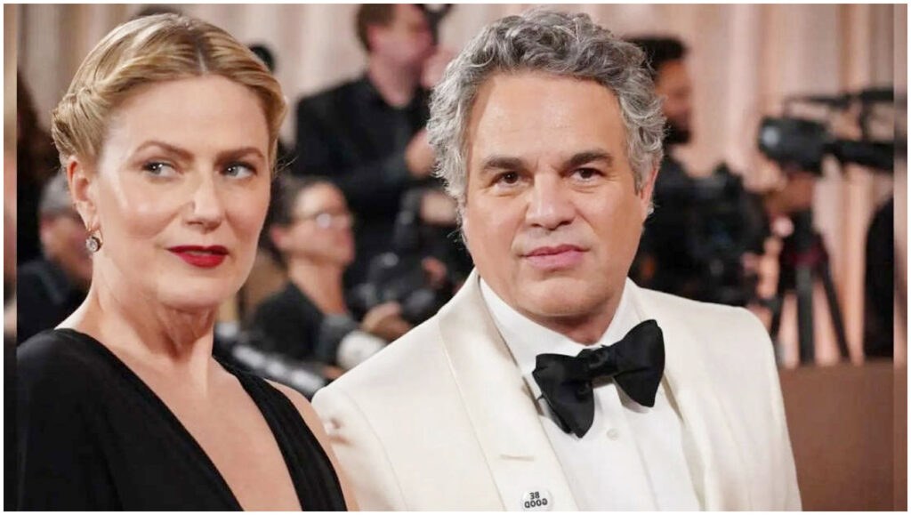 Golden Globes 2026, le star indossano spille ICE OUT per protestare contro l’ICE in omaggio a Renee Good