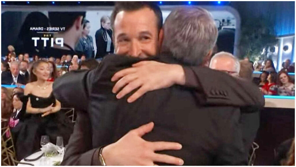 Golden Globes 2026, Noah Wyle abbraccia George Clooney dopo il successo di The Pitt