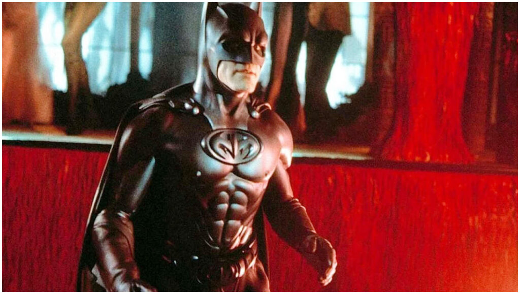 Batman e Robin, George Clooney difende il controverso costume dopo 28 anni di critiche