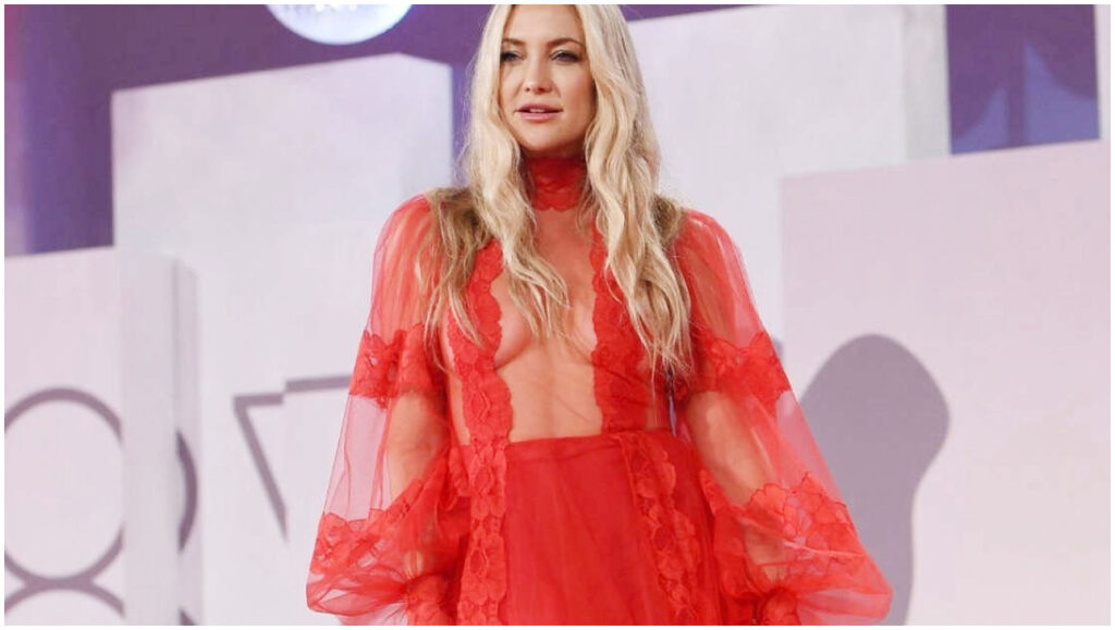 Valentino, gli abiti iconici dell’imperatore della moda sfoggiano eleganza sui red carpet