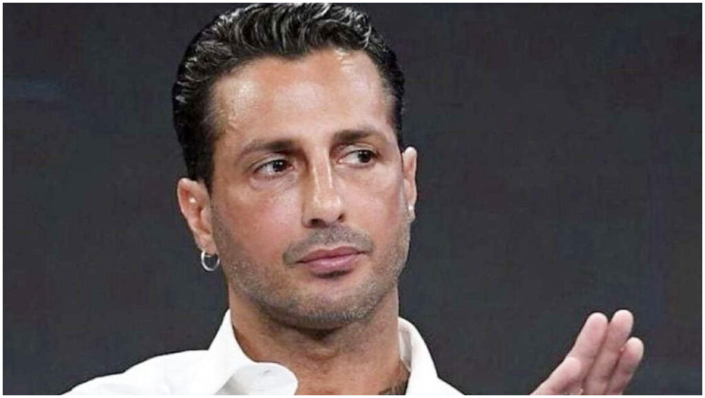 Falsissimo, Fabrizio Corona annuncia la denuncia contro Signorini da parte di un’ex di Uomini e Donne