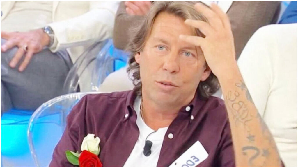 Uomini e Donne: Edoardo bacia Paola mentre Barbara protesta e Tina abbandona lo studio