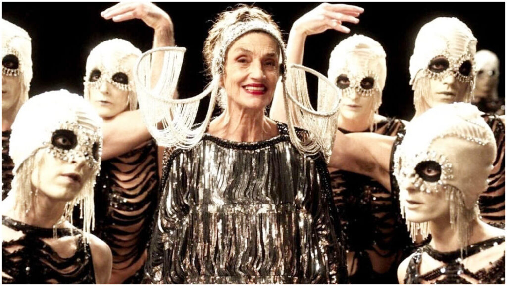 Polvo serán, recensione del film Polvere di stelle tra emozioni e riflessioni sul destino umano