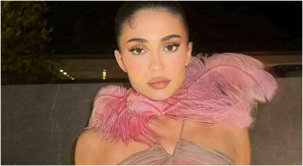 Kylie Jenner: diventare madre a 20 anni è stato difficile, la maternità svela l’egoismo nascosto