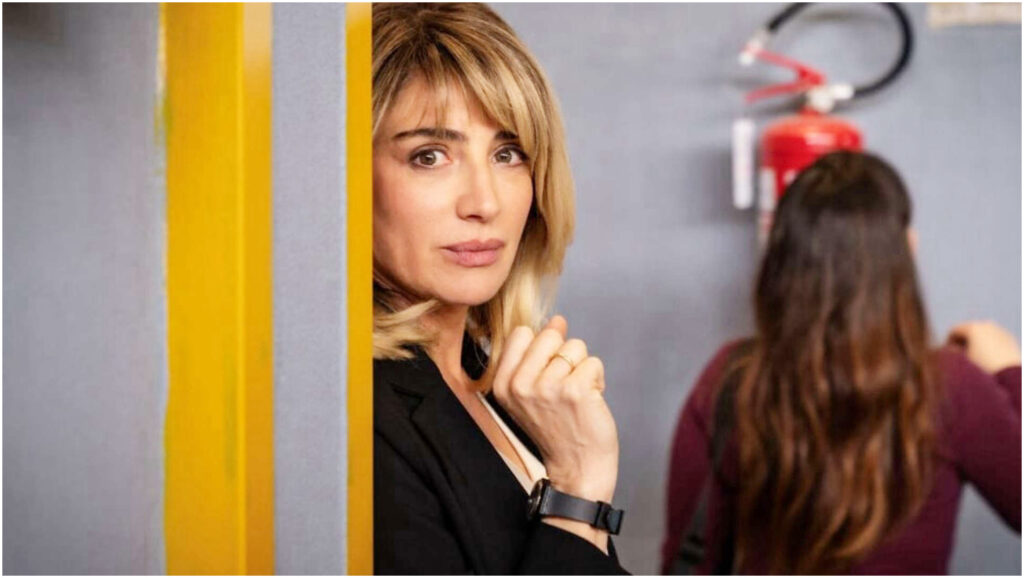 La polemica su “La Preside” e il presunto legame con TeleMeloni alimenta dibattiti surreali