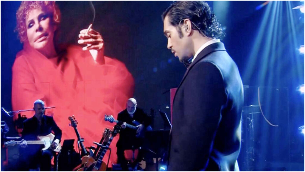 Mahmood visibilmente emozionato durante l’omaggio dedicato a Ornella Vanoni sul palco.