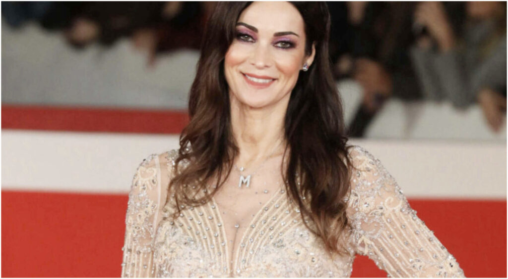 Manuela Arcuri festeggia 49 anni tra amori, le scelte di Troisi e nuovi progetti futuri