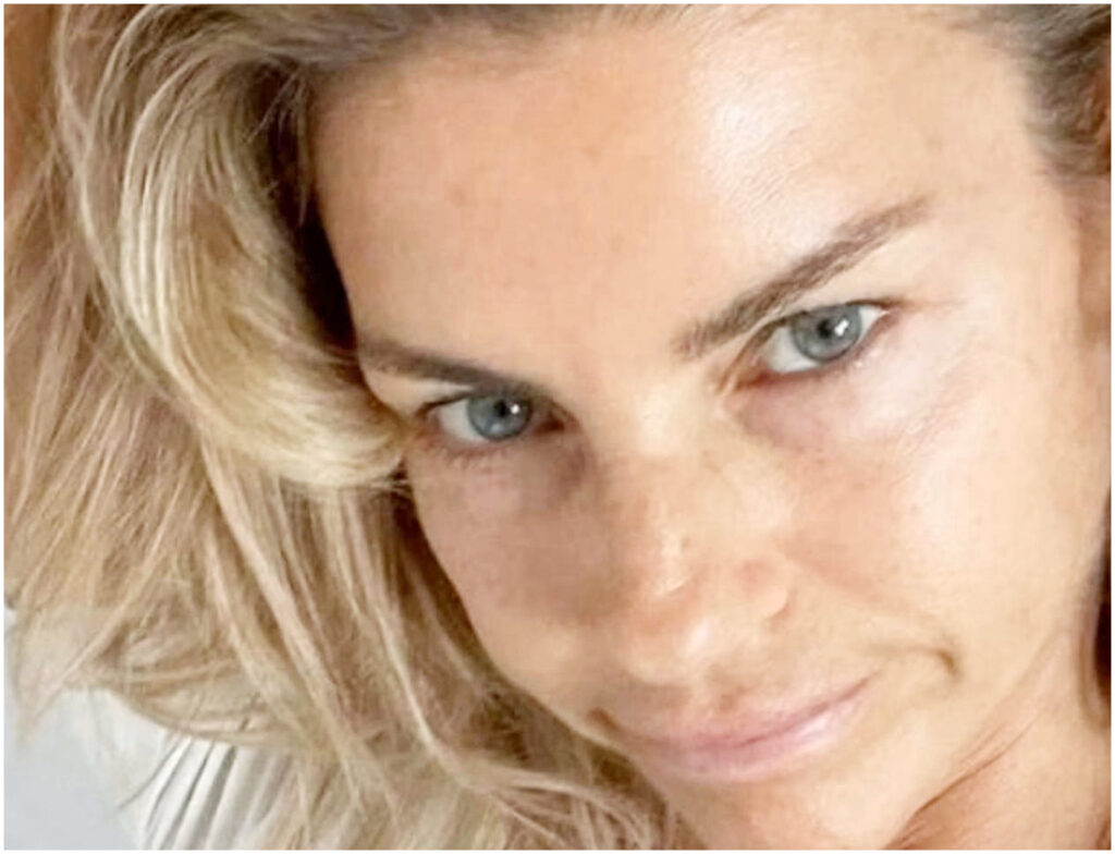 Martina Colombari riflette su Achille nel nuovo film Buen Camino con Checco Zalone