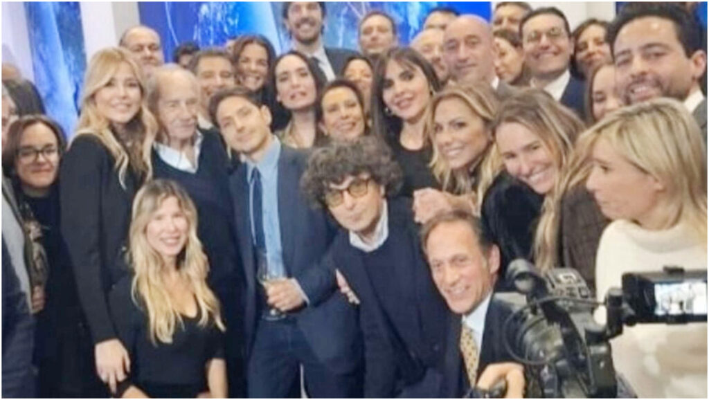 Pier Silvio Berlusconi celebra il 34° anniversario del TG5 riconoscendo la sua unicità e professionalità