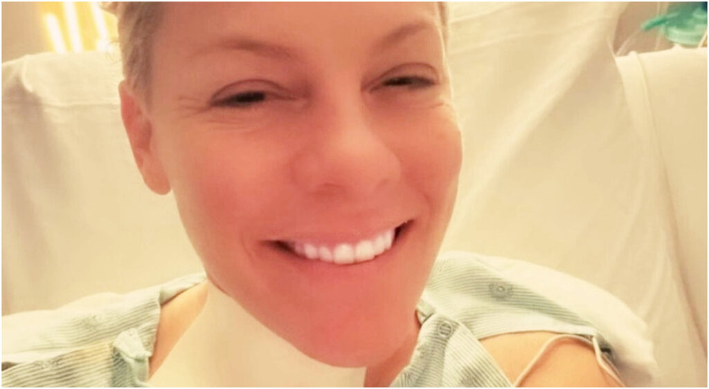 Pink sottoposta a un intervento d’urgenza all’ospedale: la foto fa preoccupare i fan. Futura musica in arrivo.