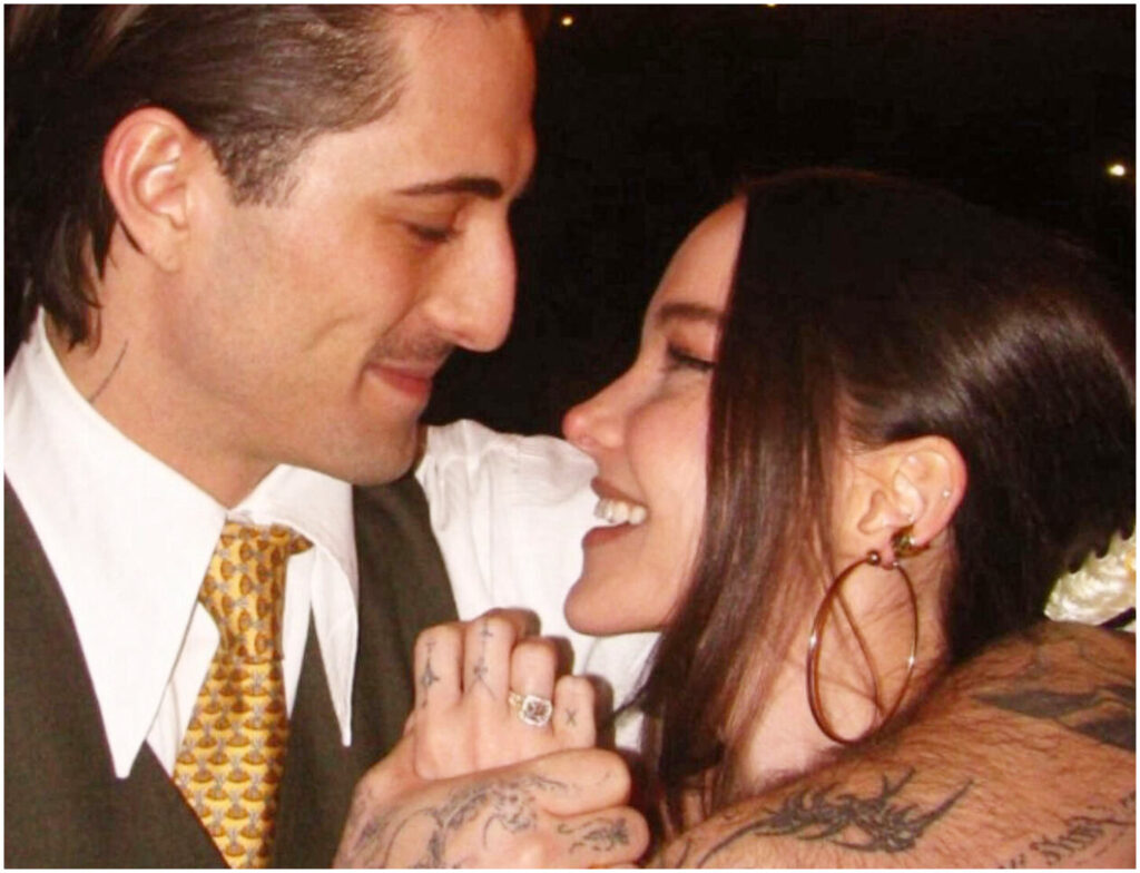 Damiano David annuncia il fidanzamento con Dove Cameron mostrando l’anello sui social media