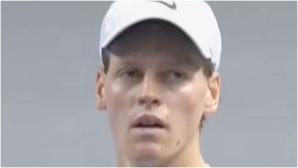 Sinner al centro delle polemiche dopo il controverso consiglio del suo allenatore in campo