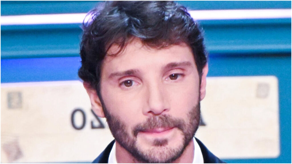 Stefano De Martino in lutto per il papà Enrico: “Ora sei libero”, il gesto di Belén commuove tutti