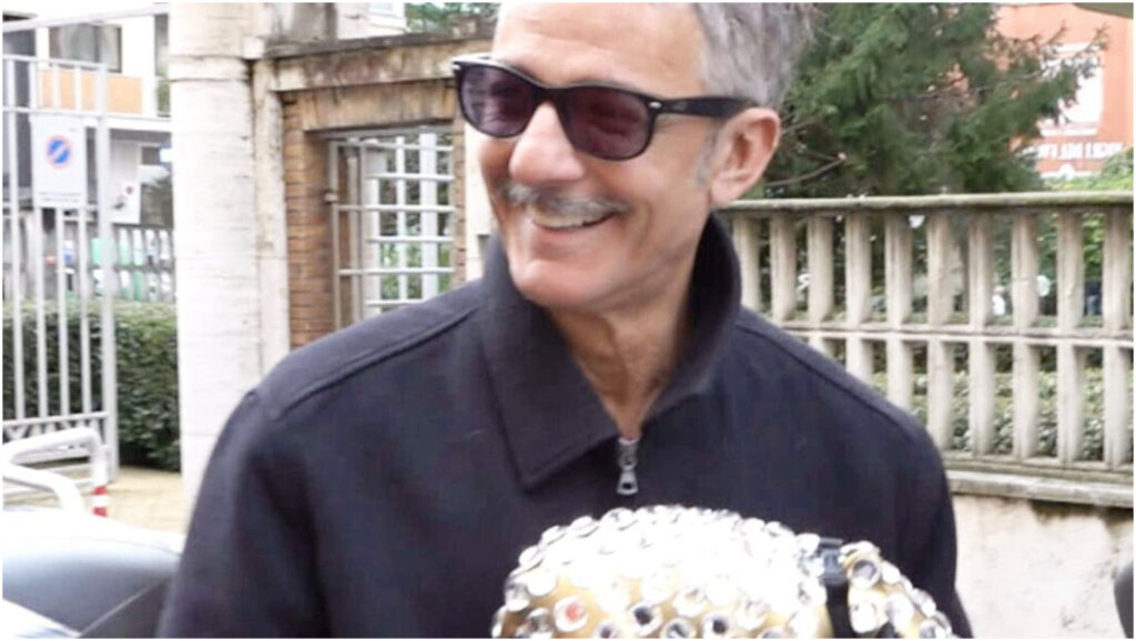 Fiorello riceve il Tapiro d’Oro a Striscia e svela inediti retroscena dall’archivio Signorini