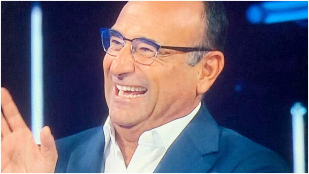Carlo Conti provoca una reazione sul web con una battuta durante Tali e Quali: “Poteva evitare”