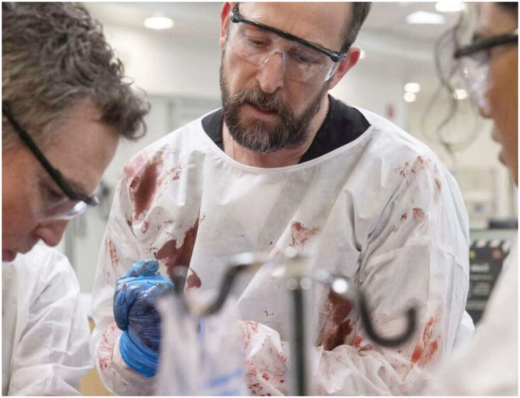 La denuncia di Noah Wyle sulla crisi del sistema sanitario americano durante The Pitt 2