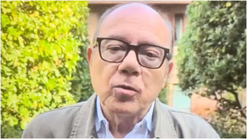 Leonardo omaggia Carlo Verdone a The Voice Kids e il celebre attore sorprende tutti sul palco