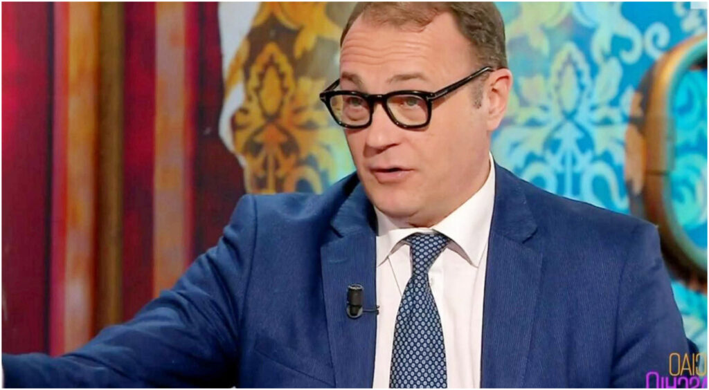 Tommaso Cerno racconta la sua infanzia difficile e il coming out a 13 anni, riflettendo sulla politica.