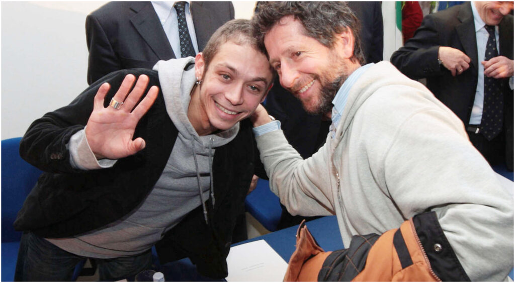 Valentino Rossi esprime preoccupazione per la salute del padre Graziano, che risponde con serenità