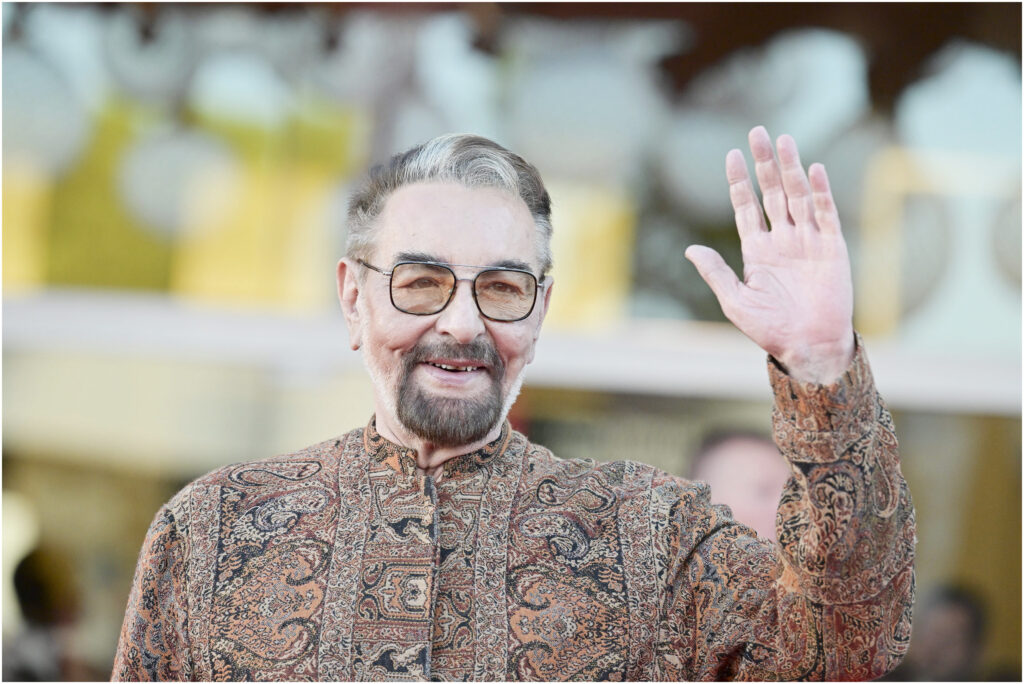 Sanremo 2026, abito Kabir Bedi ospite (prima serata) al Festival: stilista
