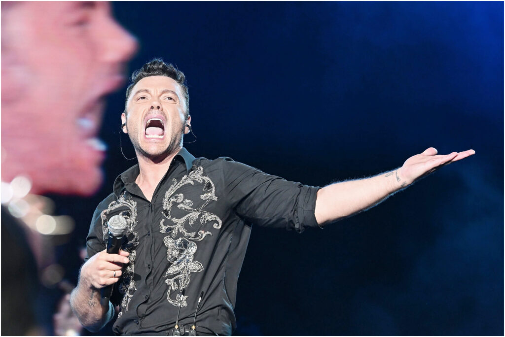 Sanremo 2026, abito Tiziano Ferro ospite (prima serata) Festival: stilista