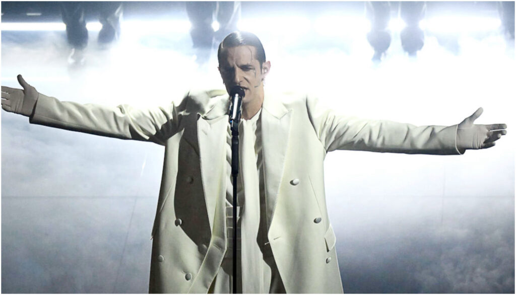 Achille Lauro si esibisce al festival di Sanremo con Perdutamente per onorare le vittime di Crans-Montana