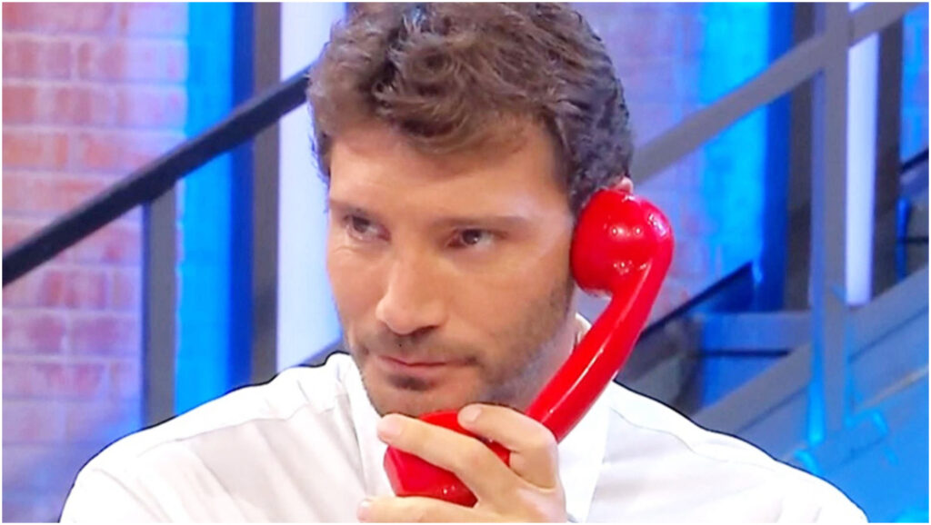 Affari Tuoi, De Martino promosso ma la polemica sulle pacchiste continua a infiammarsi