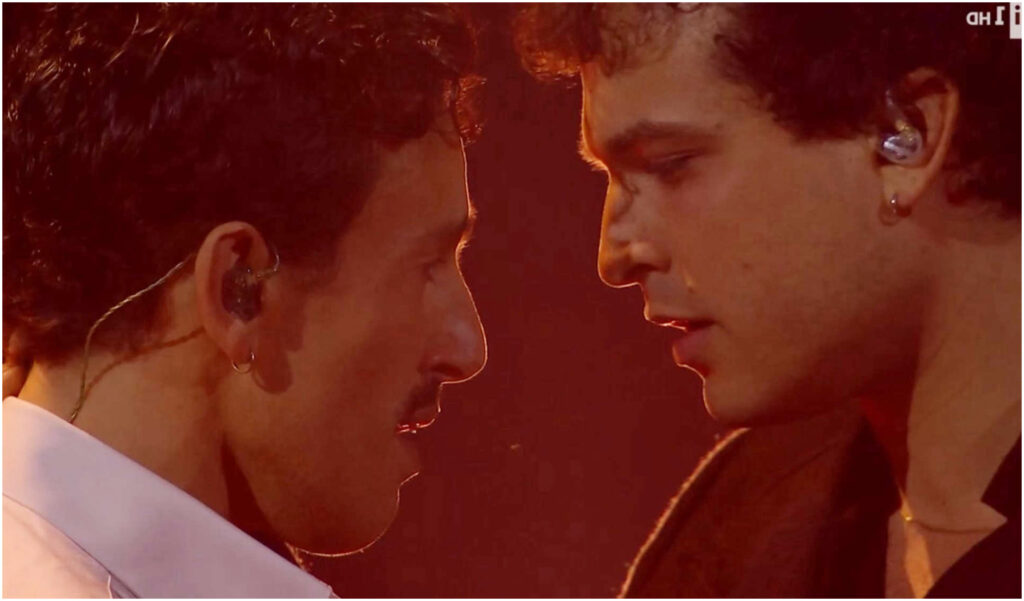 Aiello e Leo Gassmann rivelano il motivo per cui non si sono scambiati un bacio durante il concerto