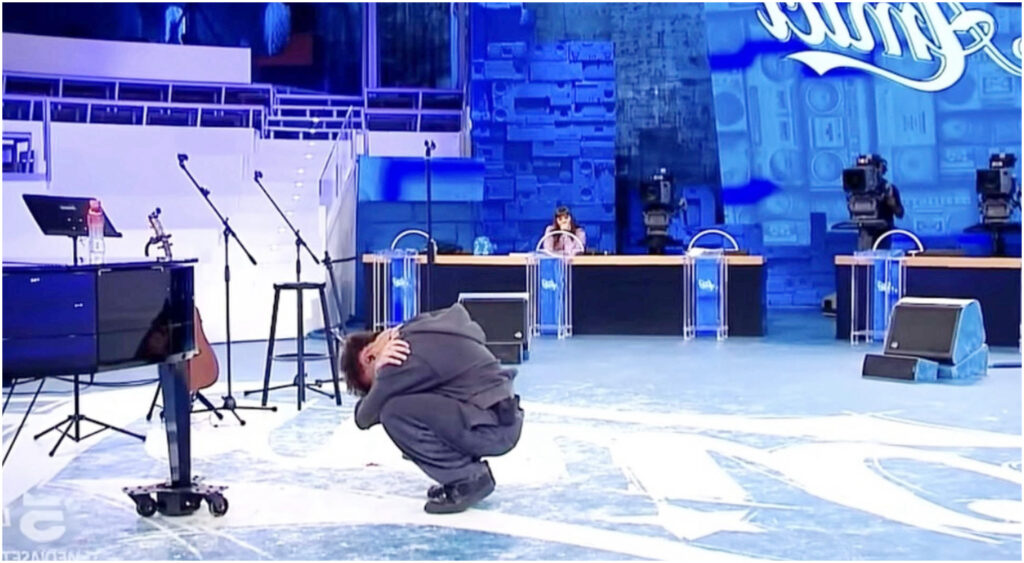 Amici, Opi in lacrime si chiedono cosa stia accadendo, ma Emiliano riserva una sorpresa emozionante