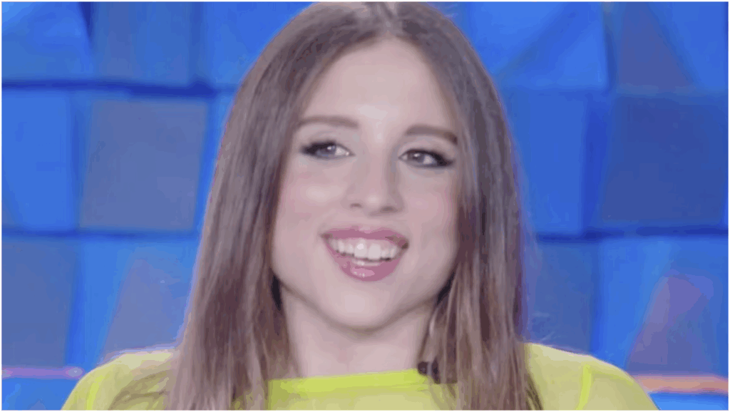 Angelina Mango si sente sopraffatta sul palco e ringrazia la manager che l’ha sostenuta